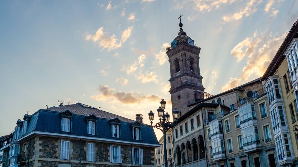 atardecer en vitoria Gasteiz ayuntamiento y plaza virgen blanca