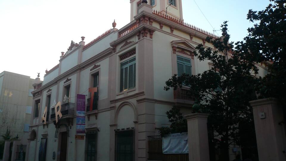 Biblioteca Municipal - Can Castells. C. LluĂs Castells, 16 (Sant Boi de Llobregat).