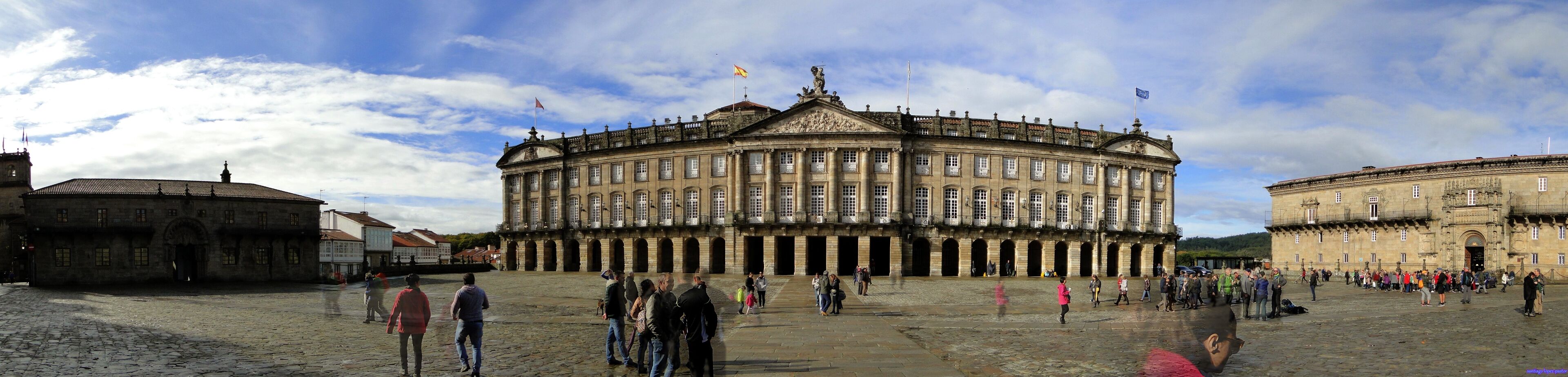Plaza del Obradoiro, con el colegio de San Xerome, pazo de Rajoy y hospital de los Reyes Católicos.
