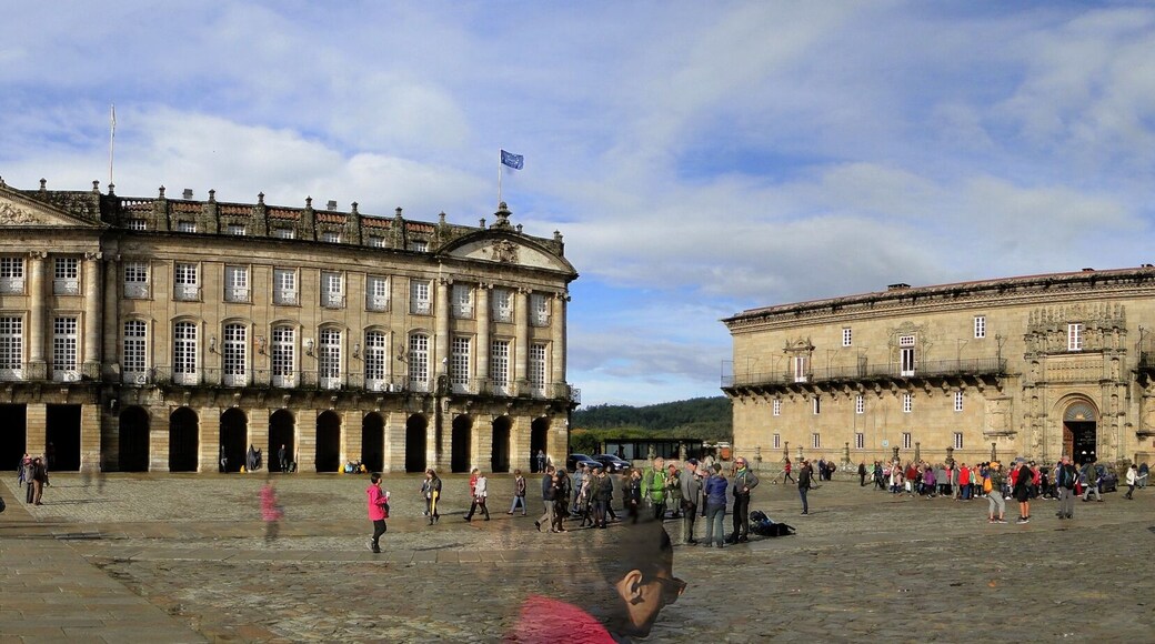 Plaza del Obradoiro, con el colegio de San Xerome, pazo de Rajoy y hospital de los Reyes Católicos.