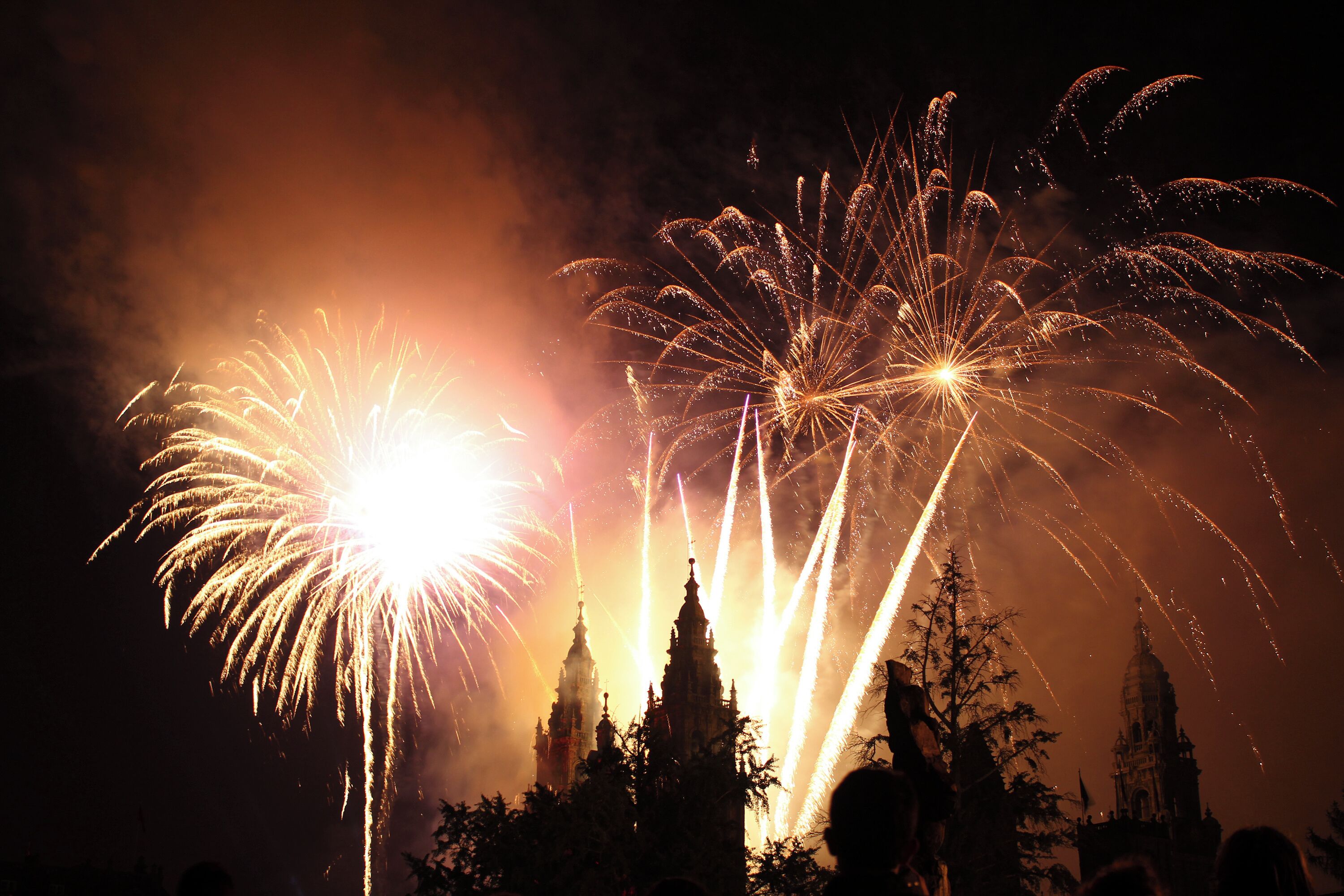 Fuegos artificiales en Santiago de Compostela con motivo del día de Santiago Apóstol, Patrón de Galicia y Patrón de España. Santiago. Apostle's Fireworks 2012 Fireworks in Santiago de Compostela to mark the day of St. James the Apostle, Patron of Galicia and Patron of Spain.
