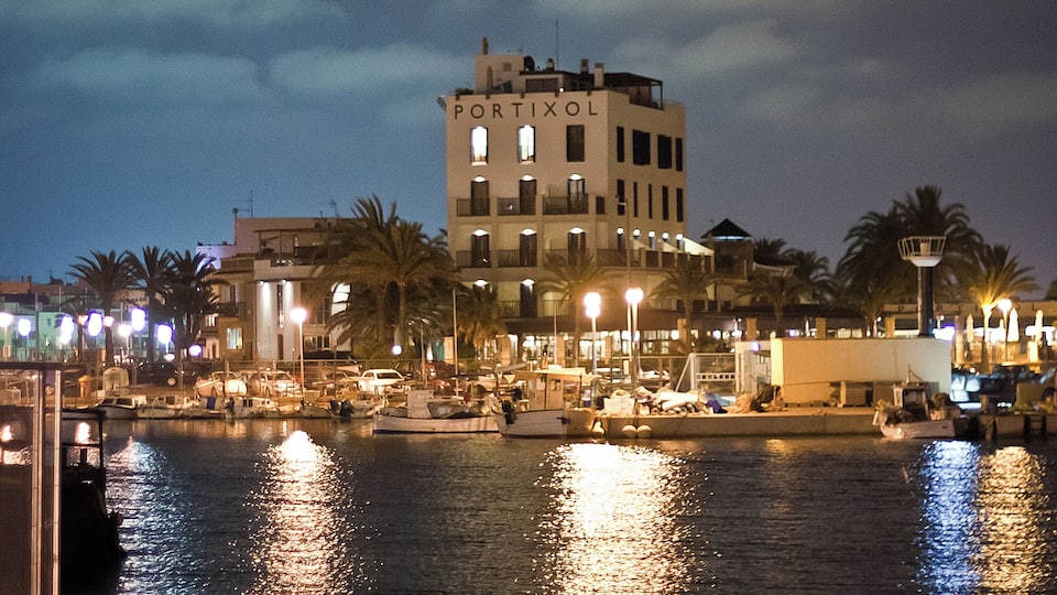 Uma orla à noite com um edifício em destaque identificado como