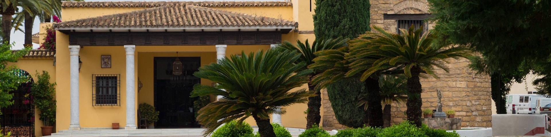 El Brillante showing heritage elements and a fountain