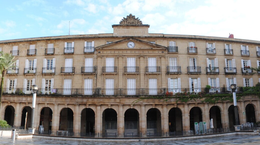 Bilboko Plaza Barriko zati baten ikuspegia. Bertan, Euskaltzaindiaren Egoitza nagusia ageri da erdian.