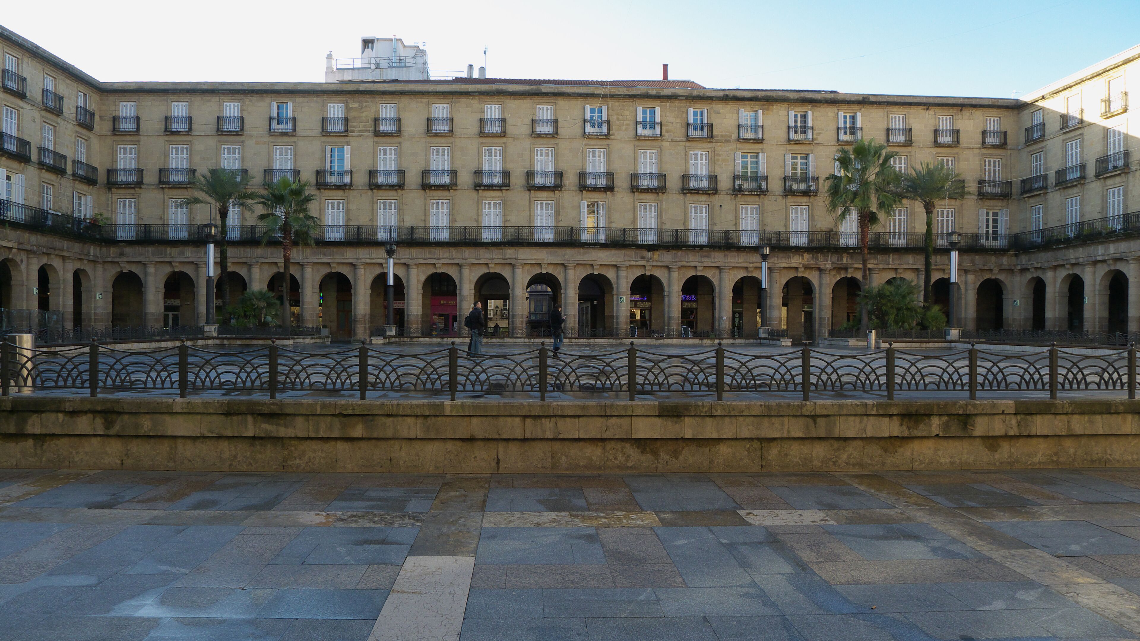 Silvestre Pérez Martínez presenta el proyecto de la futura Plaza Nueva que es aceptado (1821). Juan Bautista de Belaunzarán Goitia, Antonio de Echevarría y Antonio de Goycoechea, también intervinieron en la obra.