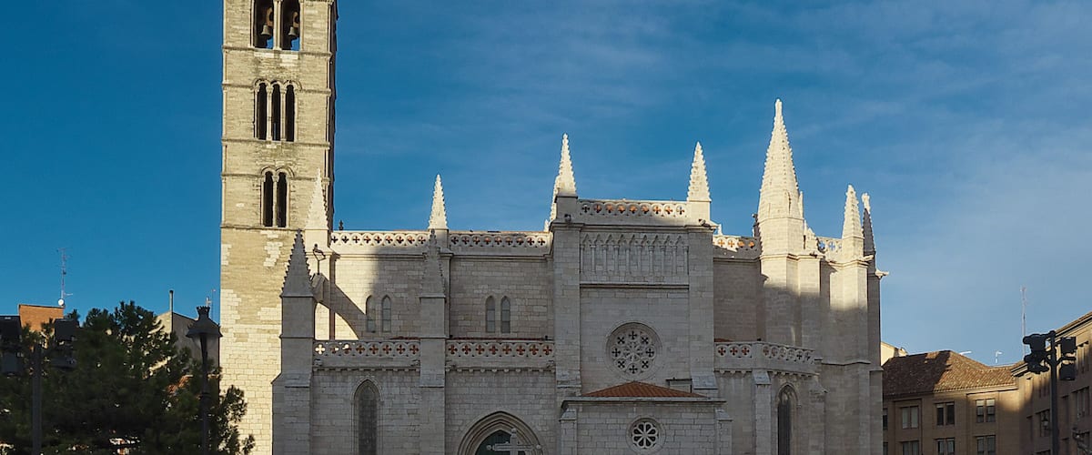 Sus orígenes se remontan al siglo XI. A causa de la cimentación, la historia constructiva de la iglesia ha sido de continuas reformas y reedificaciones. Rodrigo Gil de Hontañón, Diego de Riaño o Vicente Lampérez y Romea entre otros, y principalmente Adolfo Fernández Casanova (1917-1930) han intervenido.