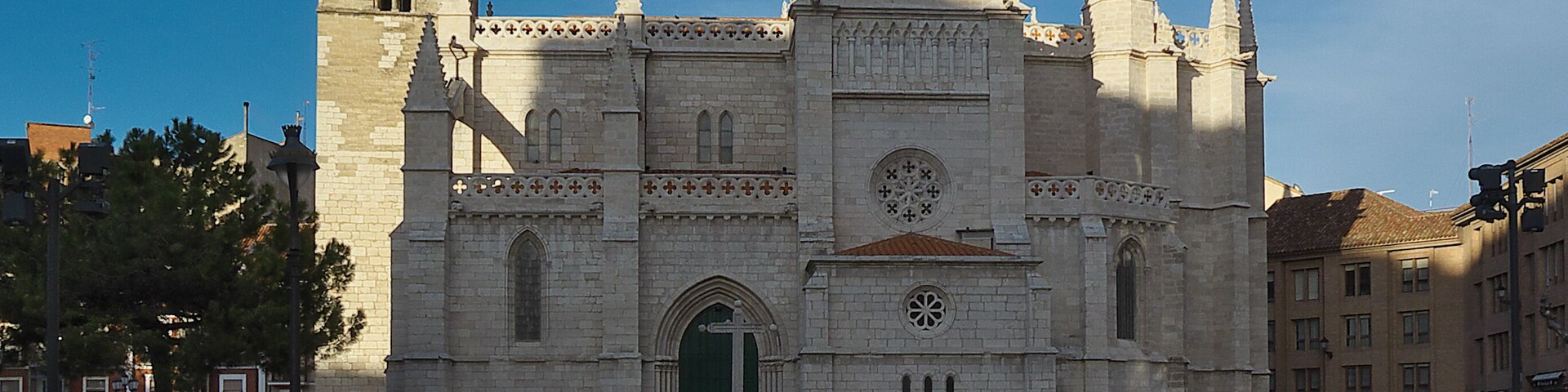 Sus orígenes se remontan al siglo XI. A causa de la cimentación, la historia constructiva de la iglesia ha sido de continuas reformas y reedificaciones. Rodrigo Gil de Hontañón, Diego de Riaño o Vicente Lampérez y Romea entre otros, y principalmente Adolfo Fernández Casanova (1917-1930) han intervenido.