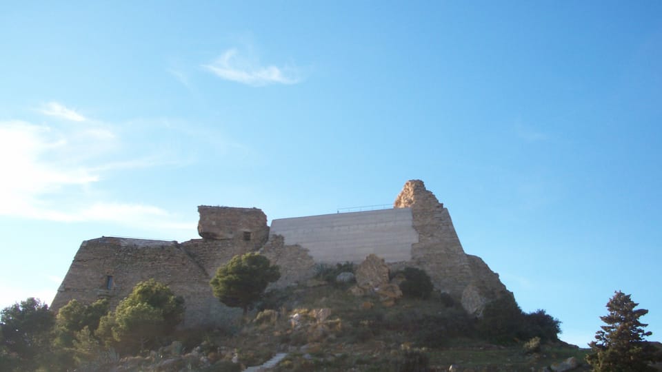 La punta Nord es la de Sant Pere de Rodes i la punta est la de les Medes