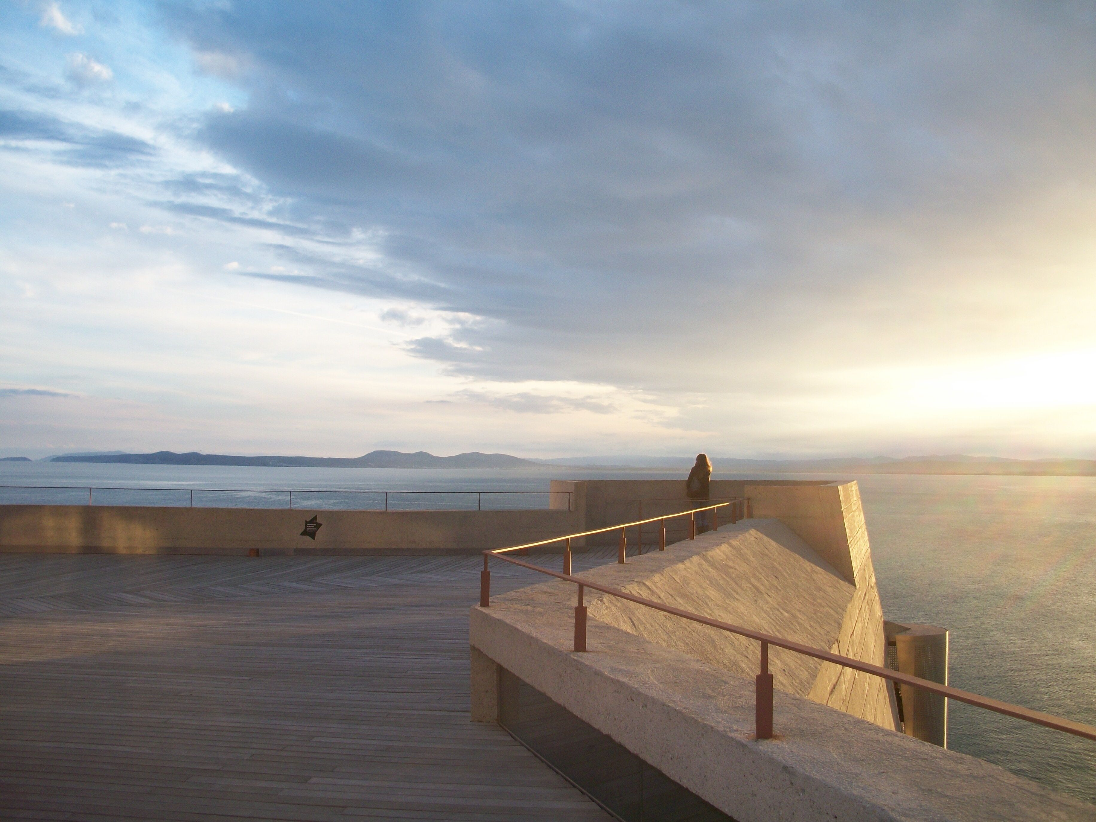 La terrassa que allotjà troneres i canons, avui dia te les vistes a les millors postes de sol de la badia de Roses