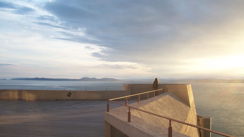 La terrassa que allotjà troneres i canons, avui dia te les vistes a les millors postes de sol de la badia de Roses