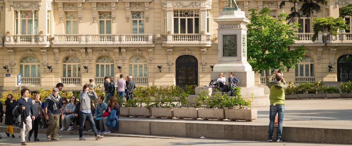 Barrio de las Letras showing street scenes, a statue or sculpture and heritage elements