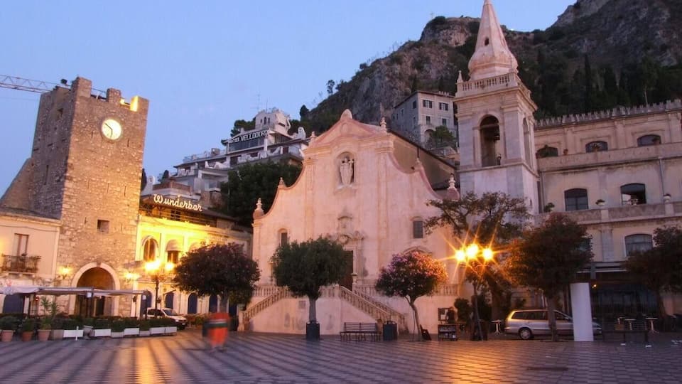 Une place historique, ornée d’une tour horlogée, d’une église et d’un bar appelé « Wunderbar ».