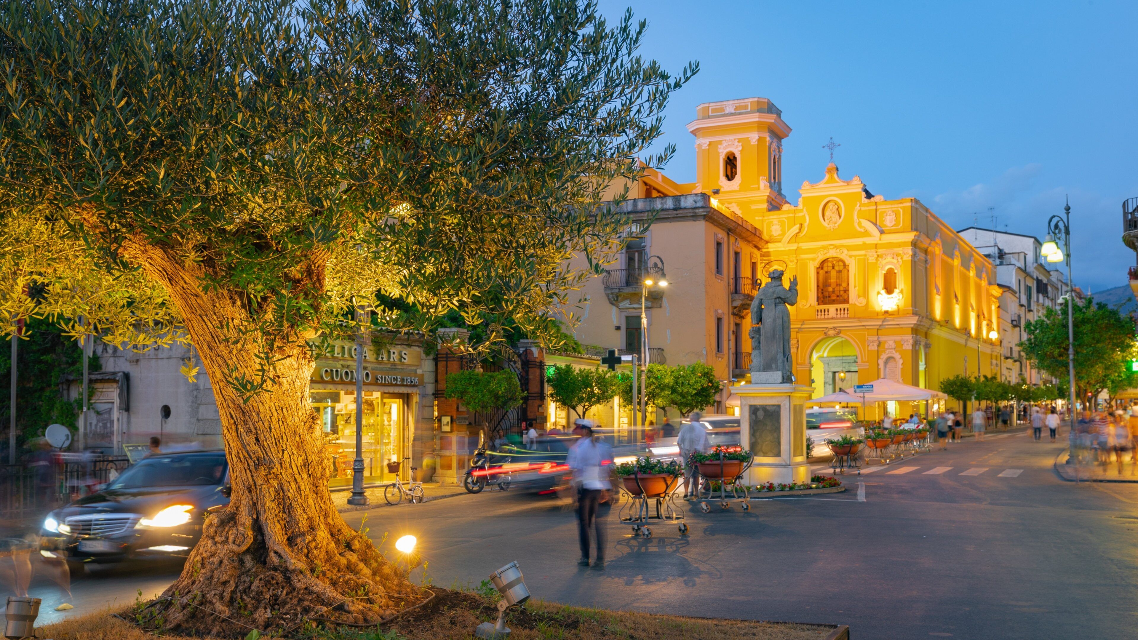 Sorrento City Centre showing night scenes
