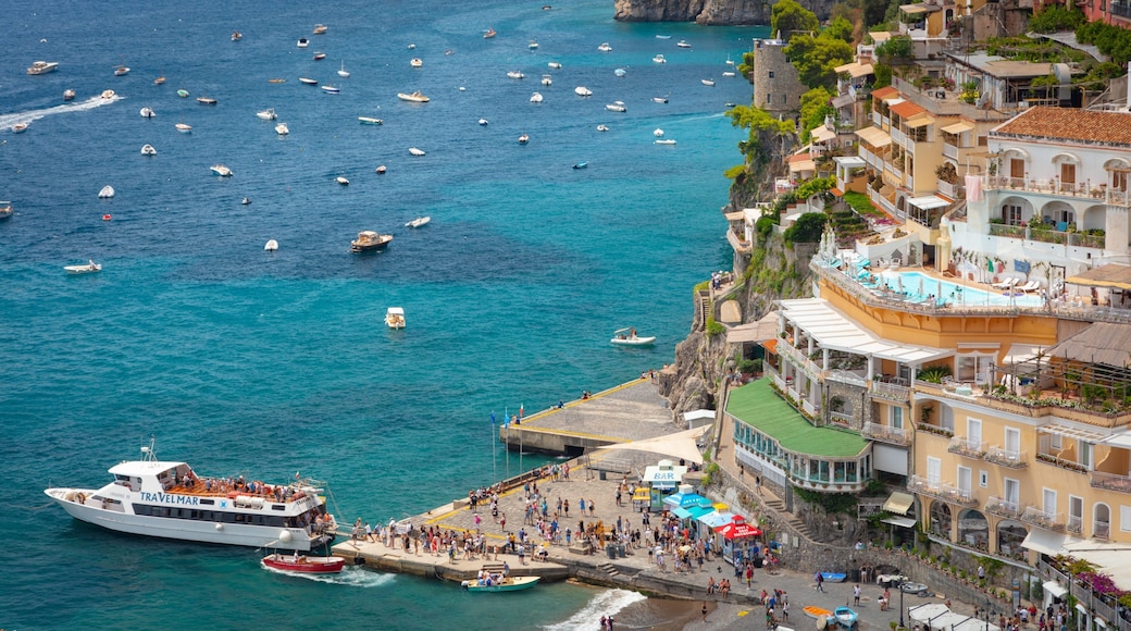 Positano City Centre showing a coastal town, general coastal views and cruising