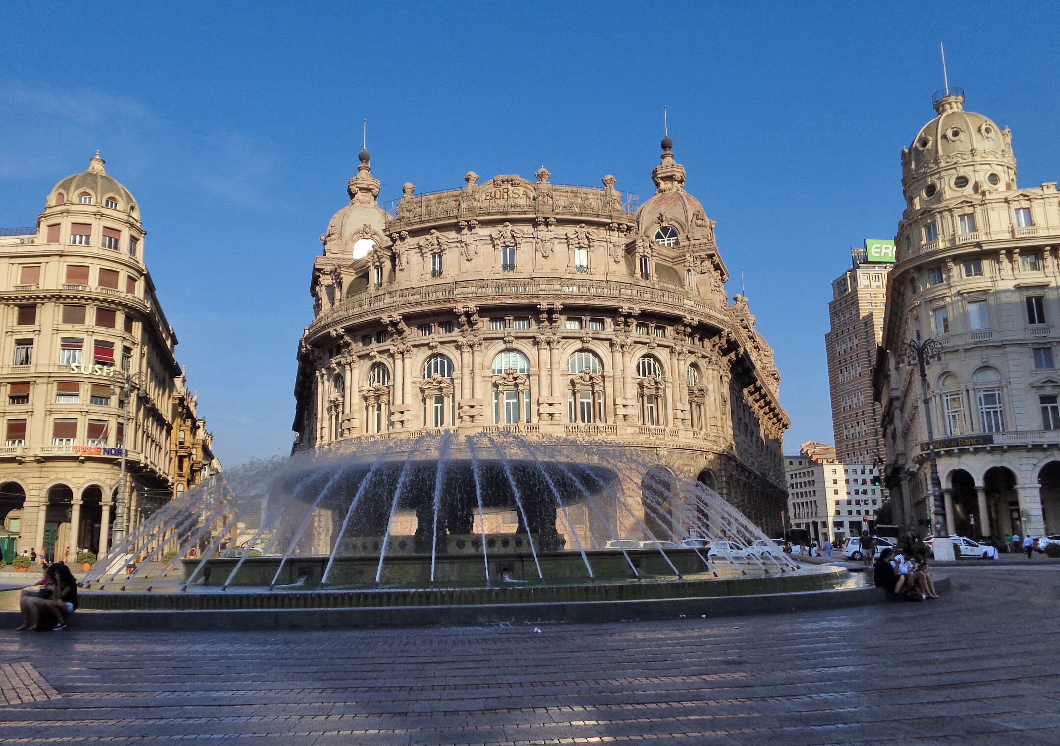 Un edificio histórico con arquitectura ornamentada y una fuente central.