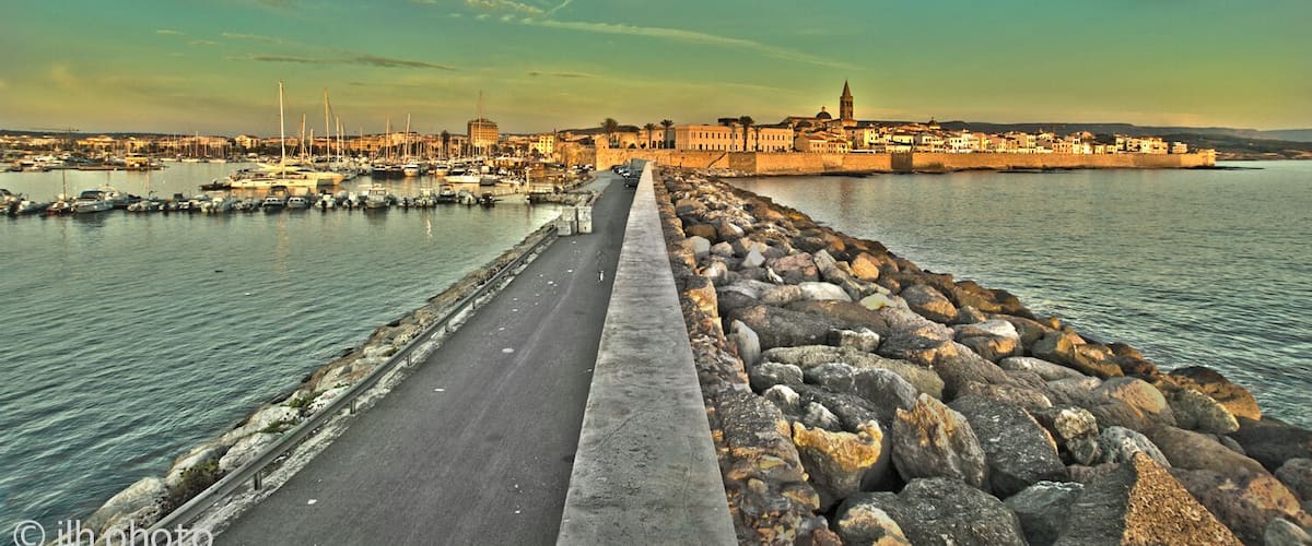 Atardecer sobre Alghero, desde puerto. A la derecha la Cattedrale di Santa Maria.