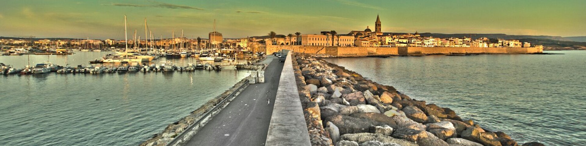 Atardecer sobre Alghero, desde puerto. A la derecha la Cattedrale di Santa Maria.