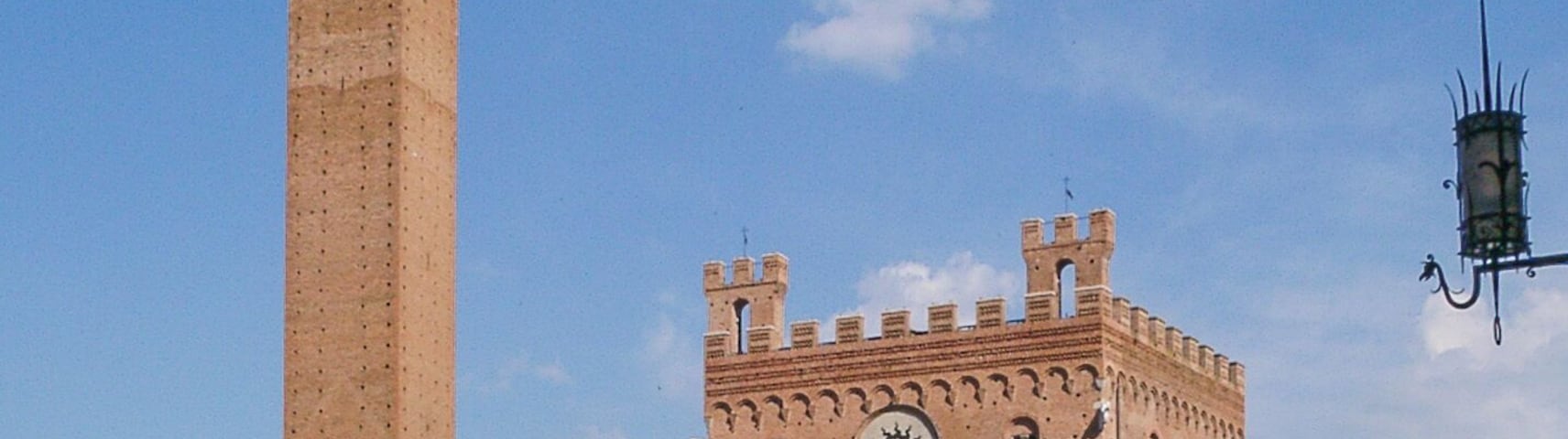 Palazzo Pubblico mit Torre del Mangia am Piazza del Campo in Siena, Italien