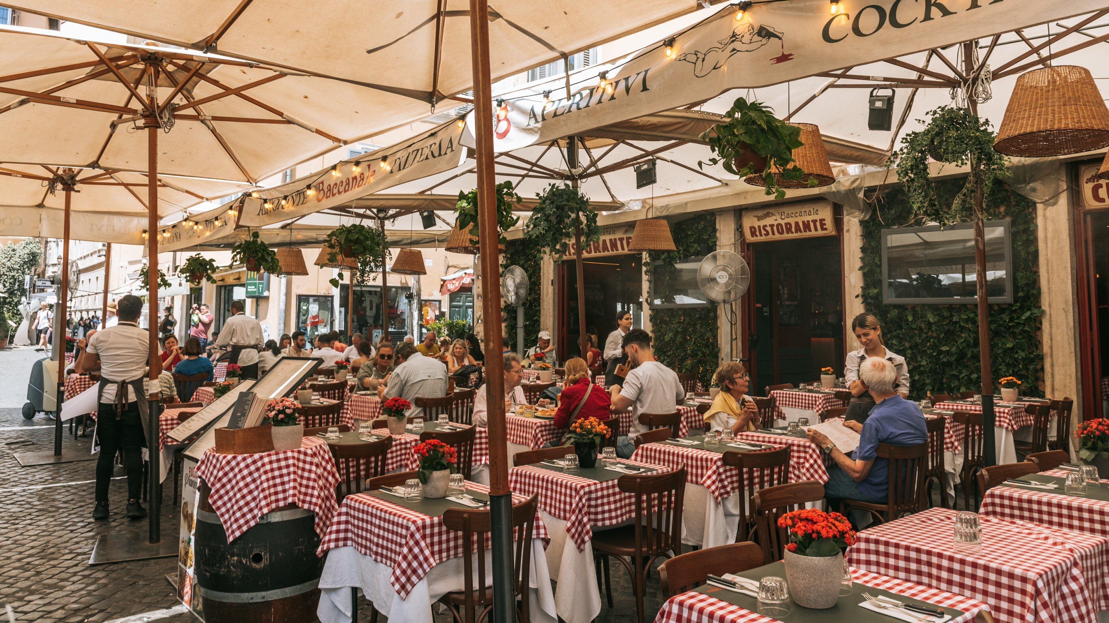 Rome City Centre showing outdoor eating