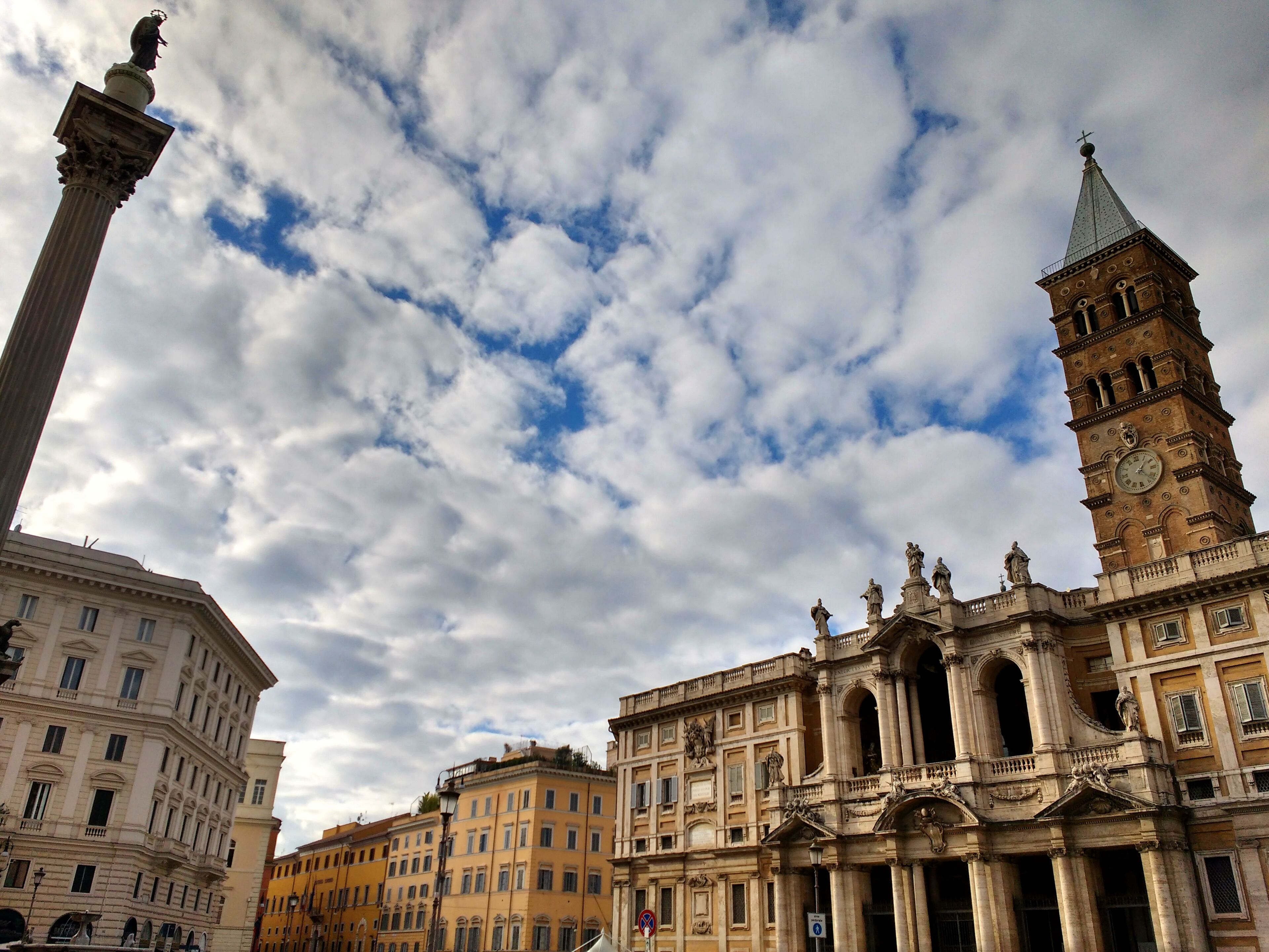 Cielo coperto da Stratocumulus stratiformis perlucidus osservato da piazza di Santa Maria Maggiore. A destra l'omonima basilica, a sinistra la Colonna della Pace
