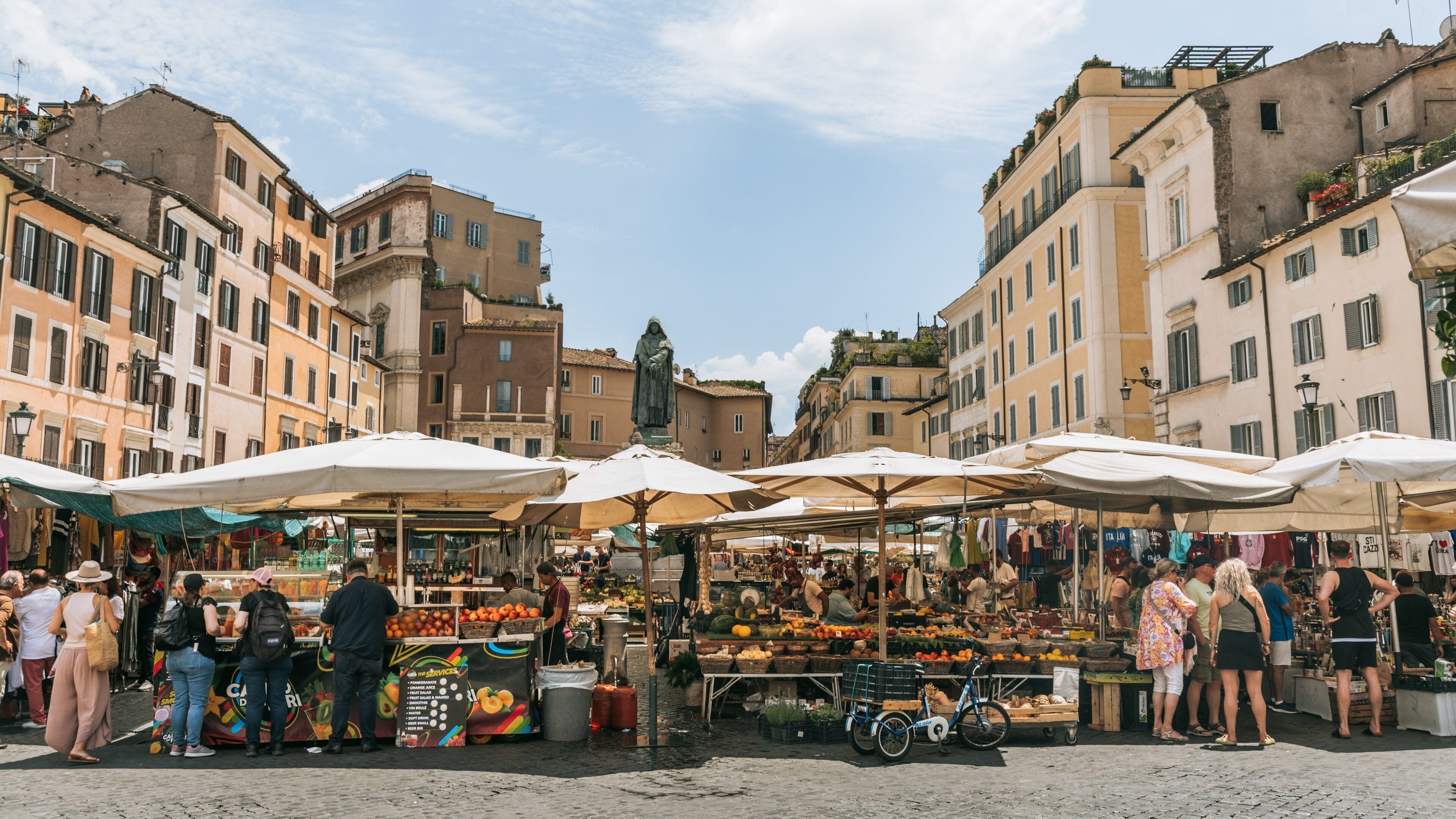 Rome City Centre which includes street scenes, a city and markets