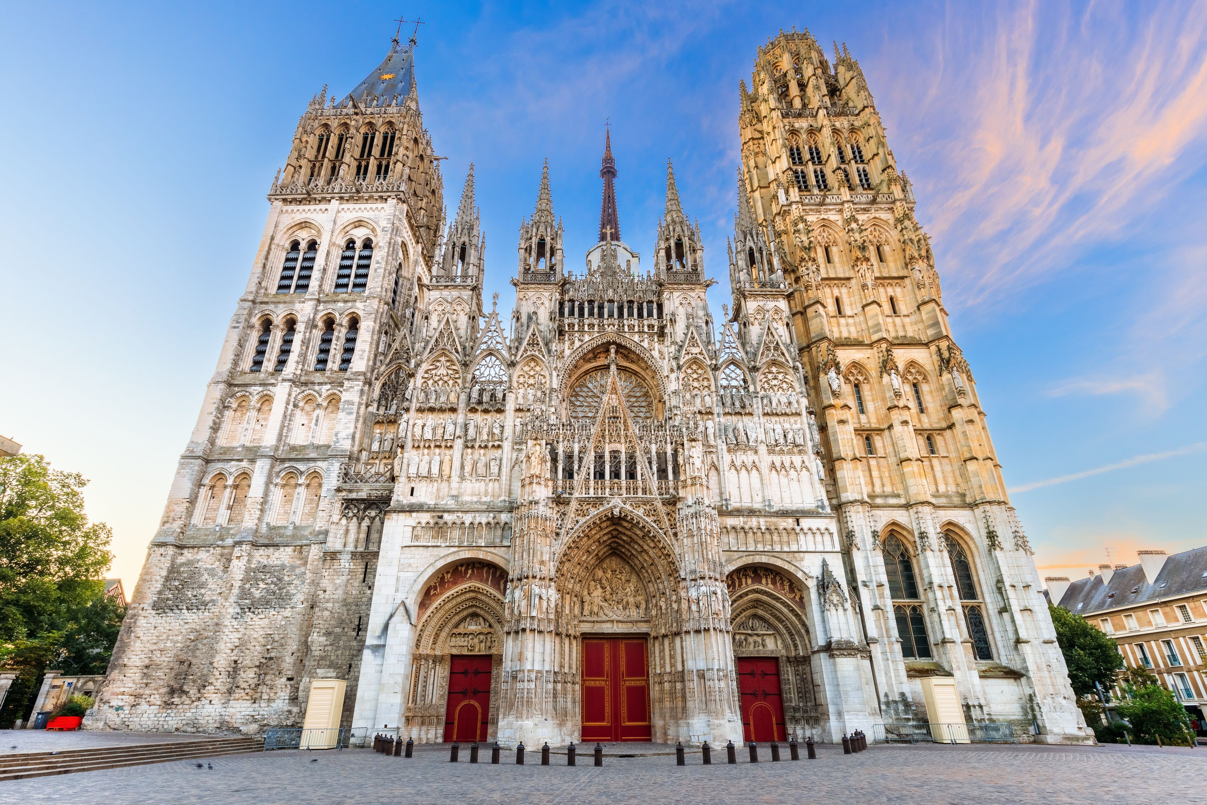 Una catedral gótica con dos torres gemelas y una amplia entrada central.