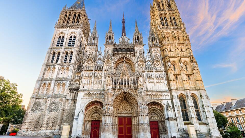 Una catedral gótica con dos torres gemelas y una amplia entrada central.