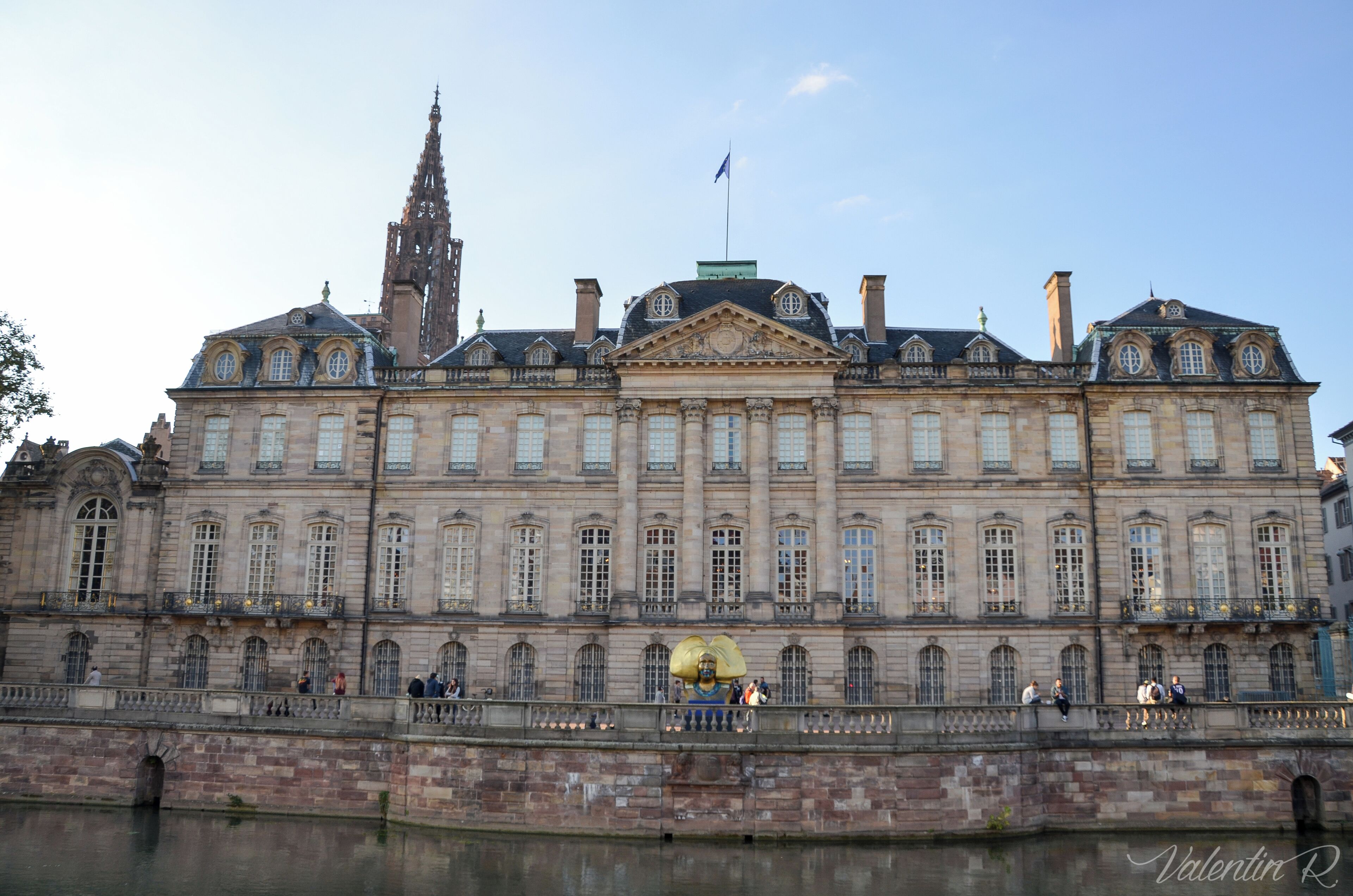 Édifie pendant le début du XVIIIe siècle, ce château de style Régence appartenait à la puissante famille des Rohan, suite à la révolution, la ville de Strasbourg l'acquis et il fut utilisé comme maison commune, lieu de détention, hôtel de ville (Napoléon y passa) et enfin sert à de multiples musées (archéologiques, arts décoratifs et des beaux-arts).