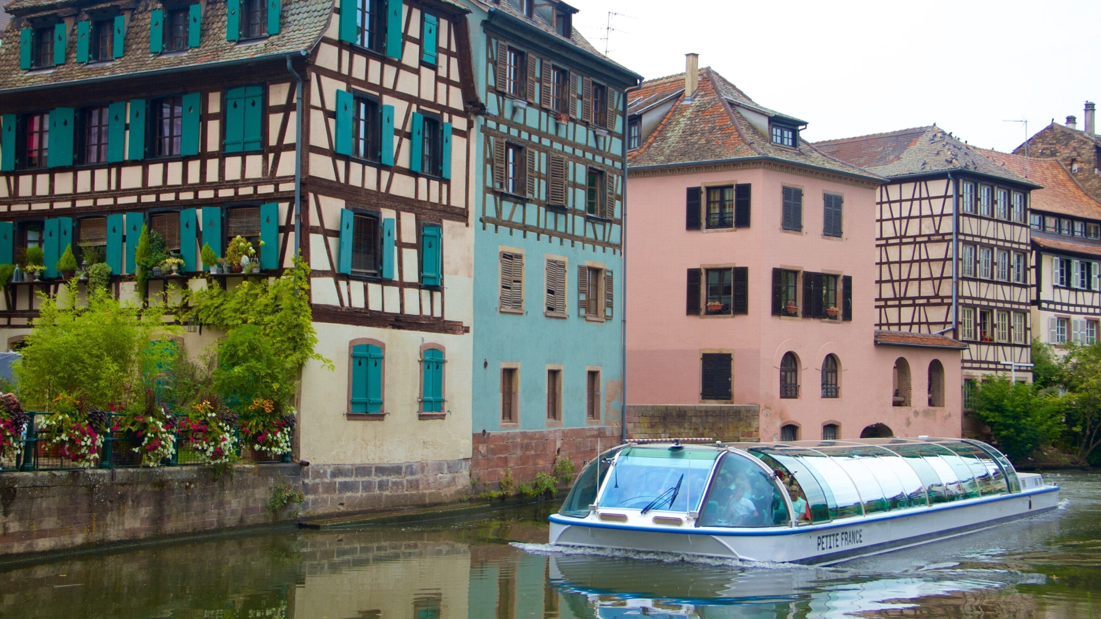 Ein schmaler Kanal mit traditionellen Fachwerkhäusern und einem Boot namens PETITE FRANCE.