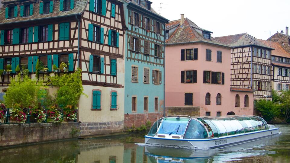 Ein schmaler Kanal mit traditionellen Fachwerkhäusern und einem Boot namens PETITE FRANCE.