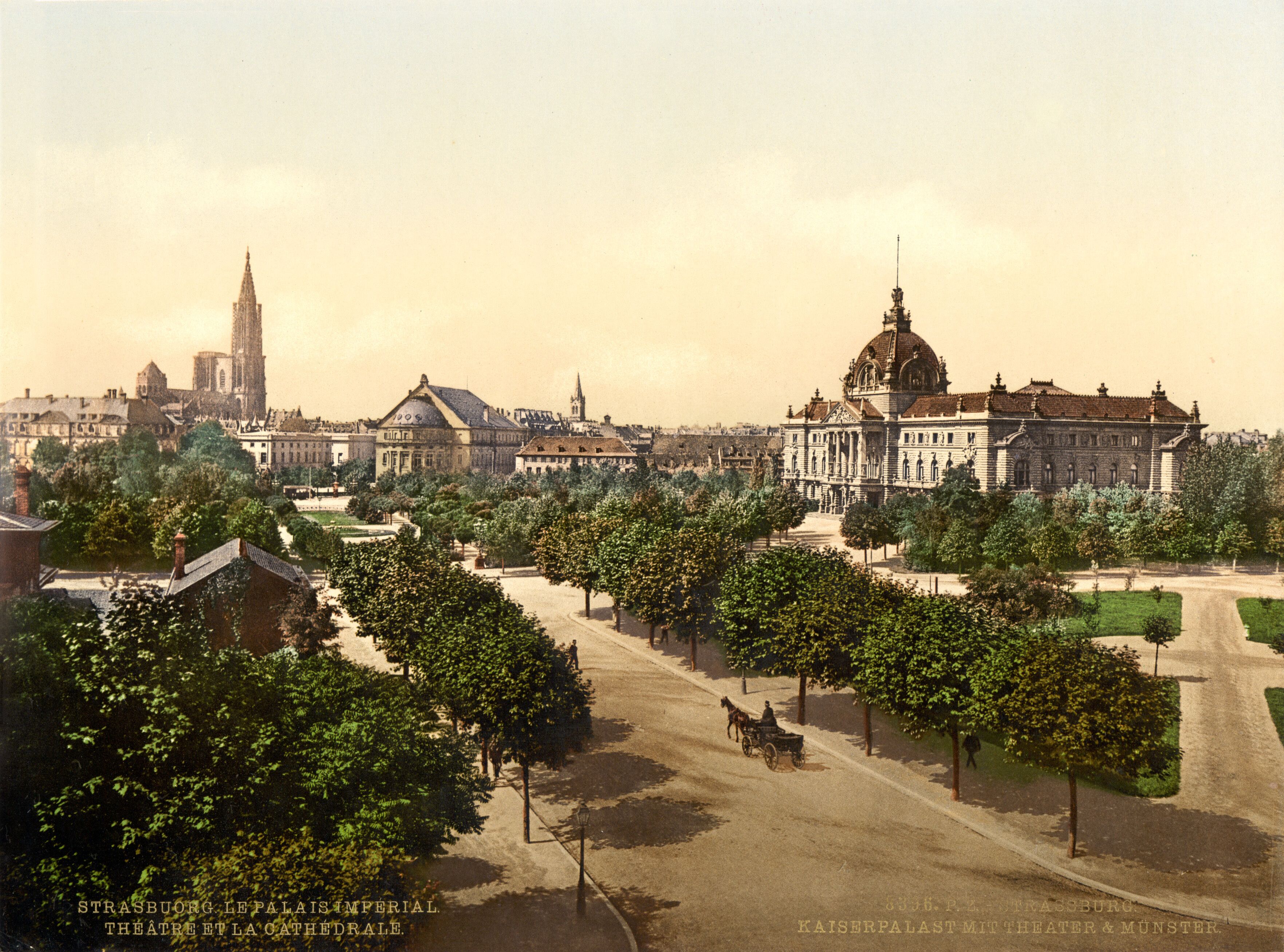 Paisagem urbana histórica com edifícios imponentes, incluindo um grande palácio com cúpula, uma catedral e uma igreja com uma torre alta.