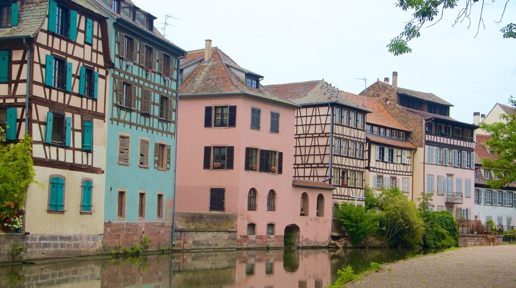 Petite France que inclui uma cidade e um rio ou córrego