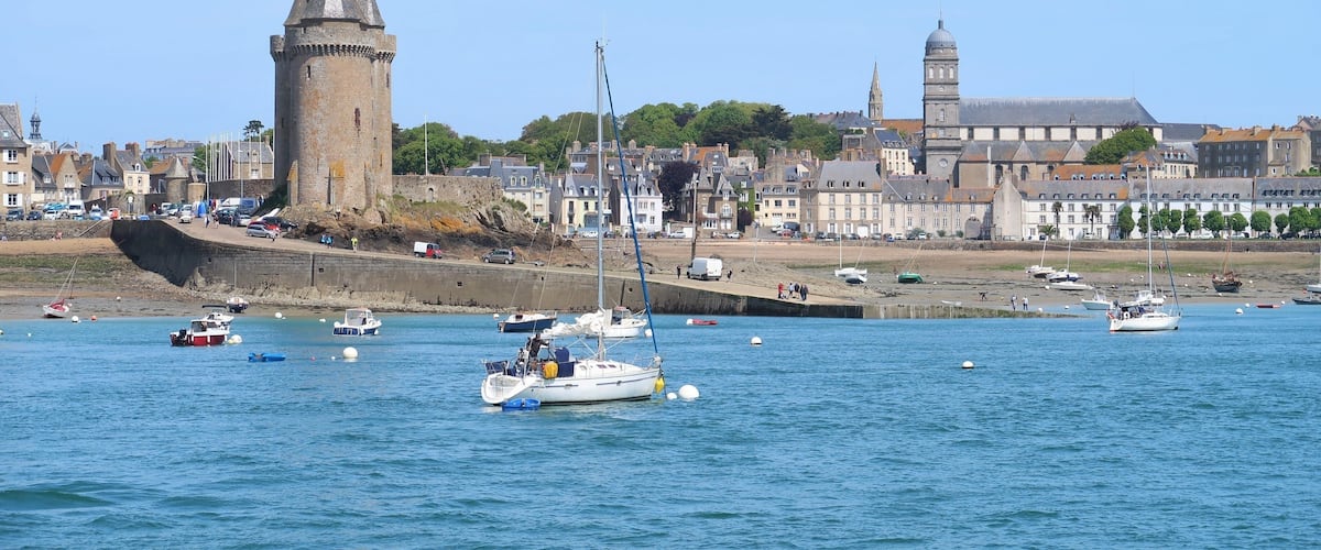 Saint-Malo, vue sur la tour Solidor et l'église Sainte-Croix à Saint-Servan (France)