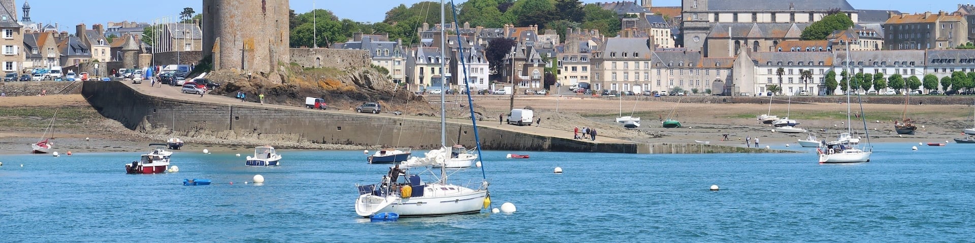 Saint-Malo, vue sur la tour Solidor et l'église Sainte-Croix à Saint-Servan (France)