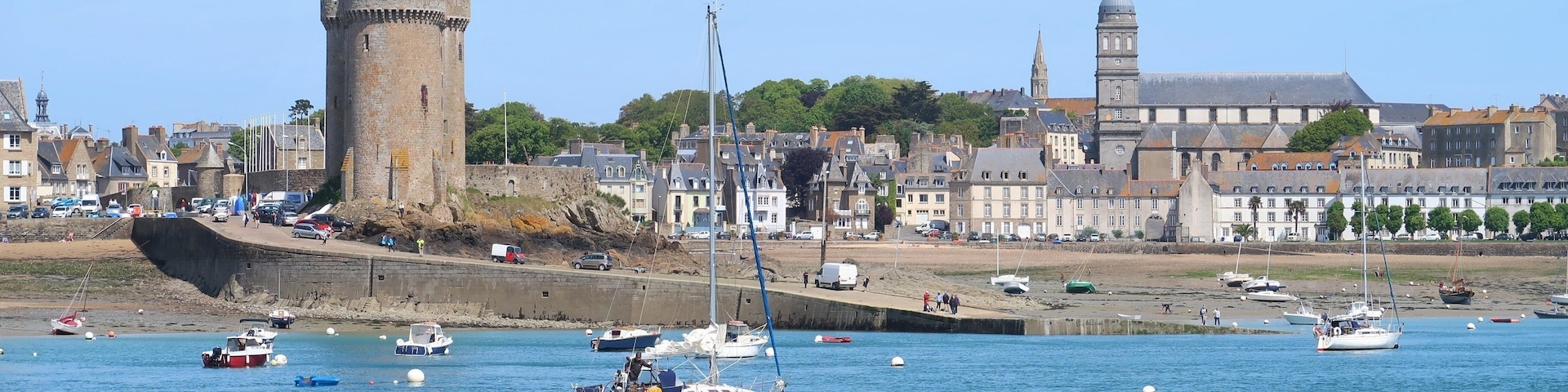 Saint-Malo, vue sur la tour Solidor et l'église Sainte-Croix à Saint-Servan (France)