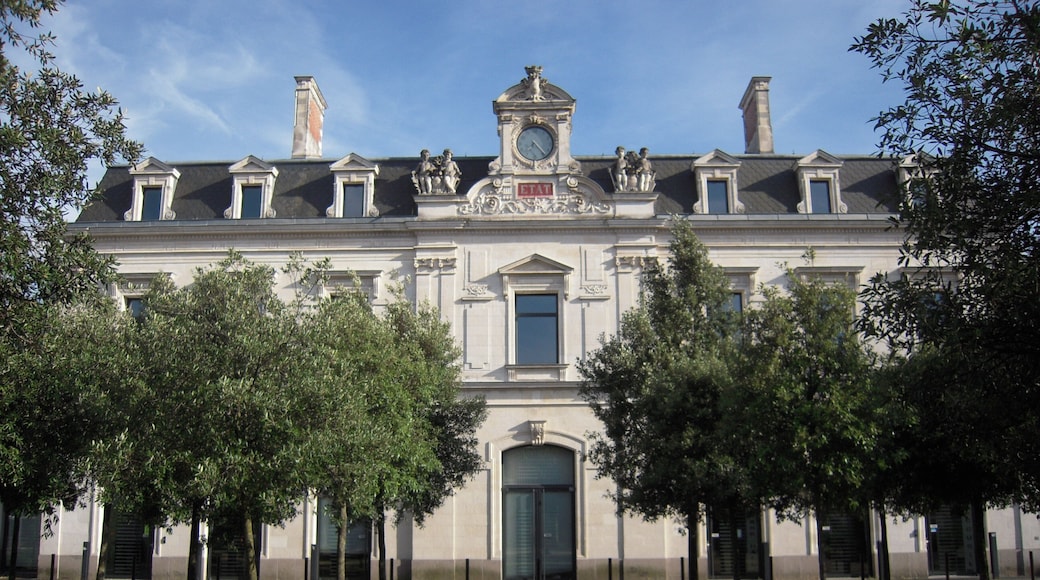 MenacĂ©e de destruction, la partie centrale de la Gare de l'Ătat fut sauvĂ©e des dĂ©molisseurs lorsqu'elle fut considĂ©rĂ©e comme un patrimoine Nantais Ă sauvegarder.