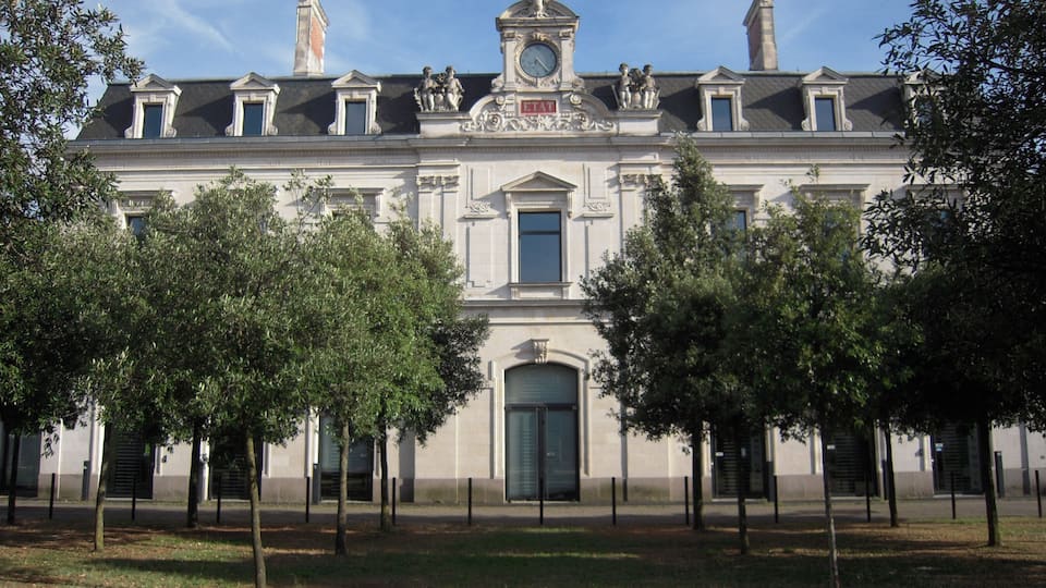 Menacée de destruction, la partie centrale de la Gare de l'État fut sauvée des démolisseurs lorsqu'elle fut considérée comme un patrimoine Nantais à sauvegarder.