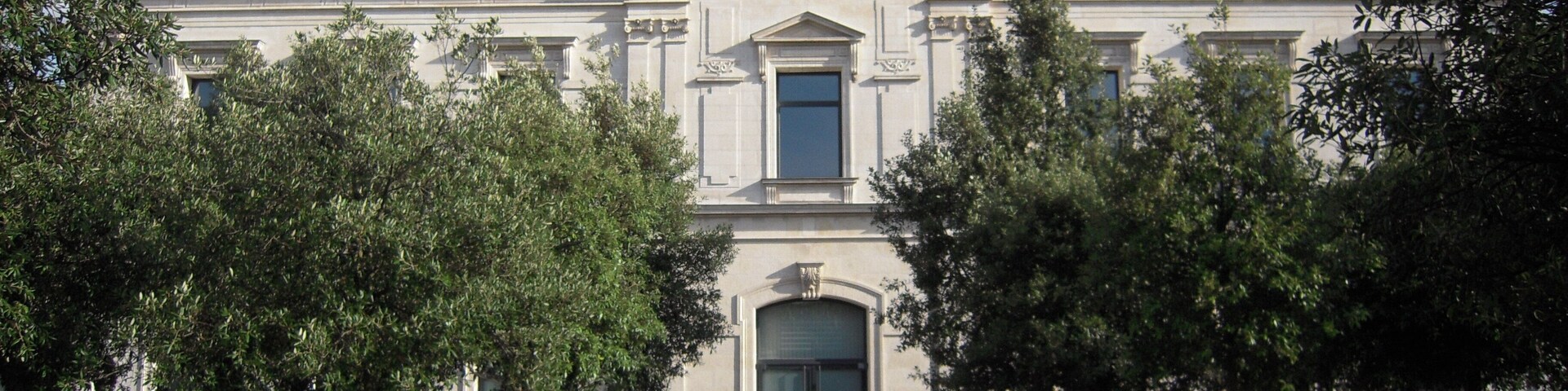 Menacée de destruction, la partie centrale de la Gare de l'État fut sauvée des démolisseurs lorsqu'elle fut considérée comme un patrimoine Nantais à sauvegarder.