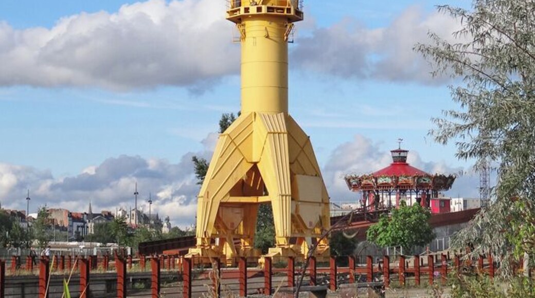 Cette grue Titan, de 43 m de hauteur, a été installée sur le site des chantiers Dubigeon en 1955 pour lever des éléments préfabriqués de bateaux pour le montage sur cale. Au fond, le carrousel des mondes marins. Article de Wikipedia sur les grues Titan fr.wikipedia.org/wiki/Grue_Titan