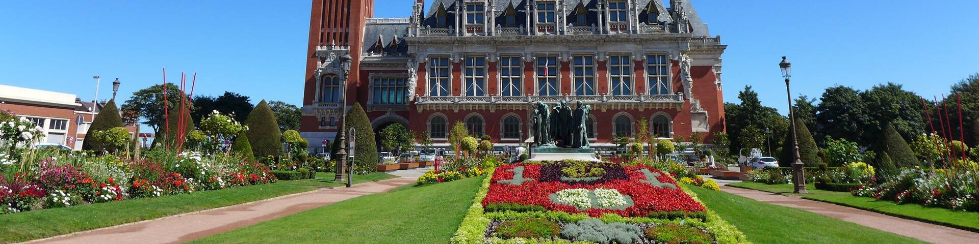 This building is indexed in the Base Mérimée, a database of architectural heritage maintained by the French Ministry of Culture, under the reference PA62000055 .