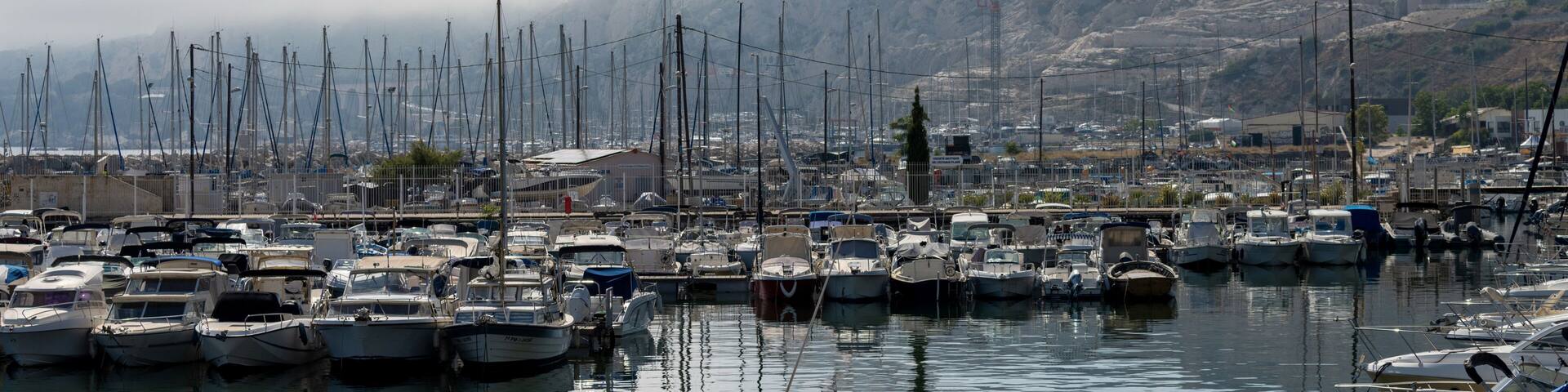 Brume maritime sur le port de l'Estaque à Marseille