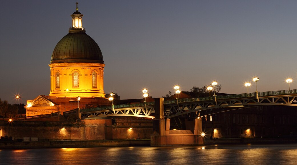 Dôme de l’hôpital de la Grave et Pont Saint-Pierre à Toulouse.