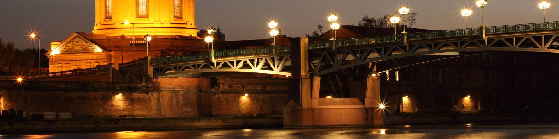 Dôme de l’hôpital de la Grave et Pont Saint-Pierre à Toulouse.