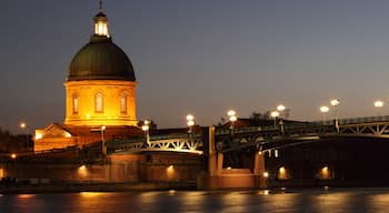 Dôme de l’hôpital de la Grave et Pont Saint-Pierre à Toulouse.