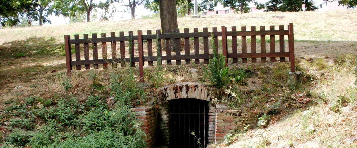 Toulouse Bellefontaine, passage de l'ancien aqueduc de Toulouse entre les deux pigeonniers