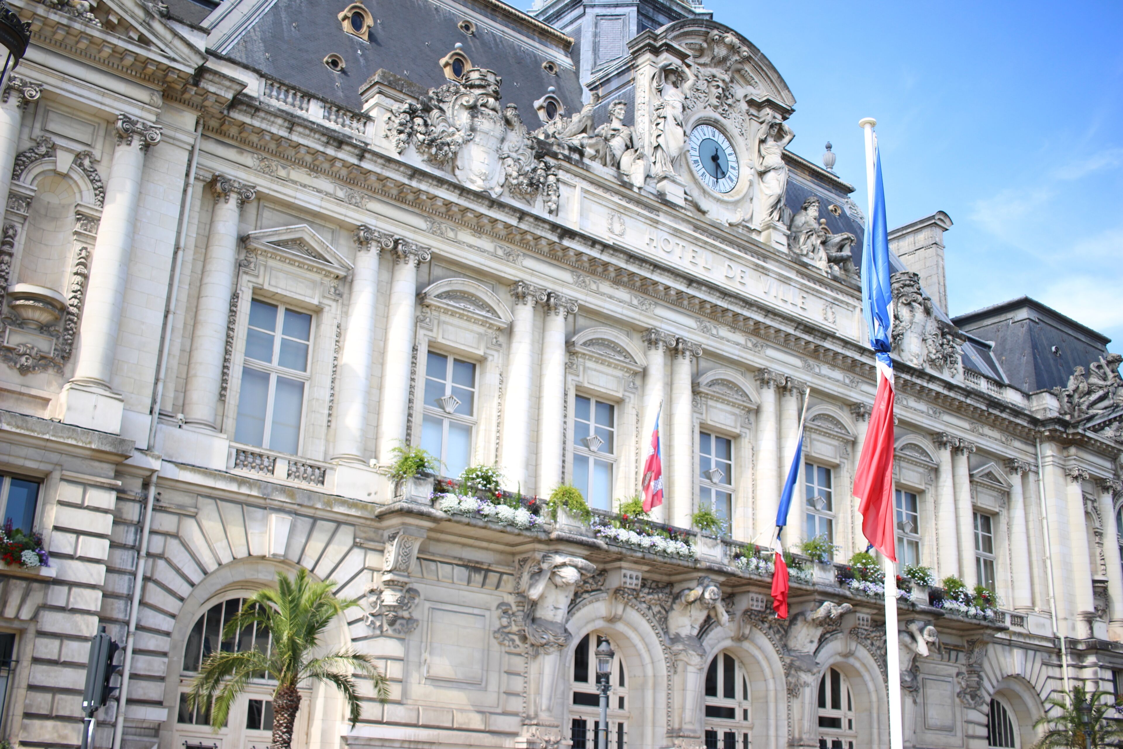 L'Hôtel de ville de Tours au lendemain de l'Attentat du 14 juillet à Nice. Les drapeaux sont en berne, signe de deuil. Le deuil national commence officiellement le lendemain, le 16 juillet.