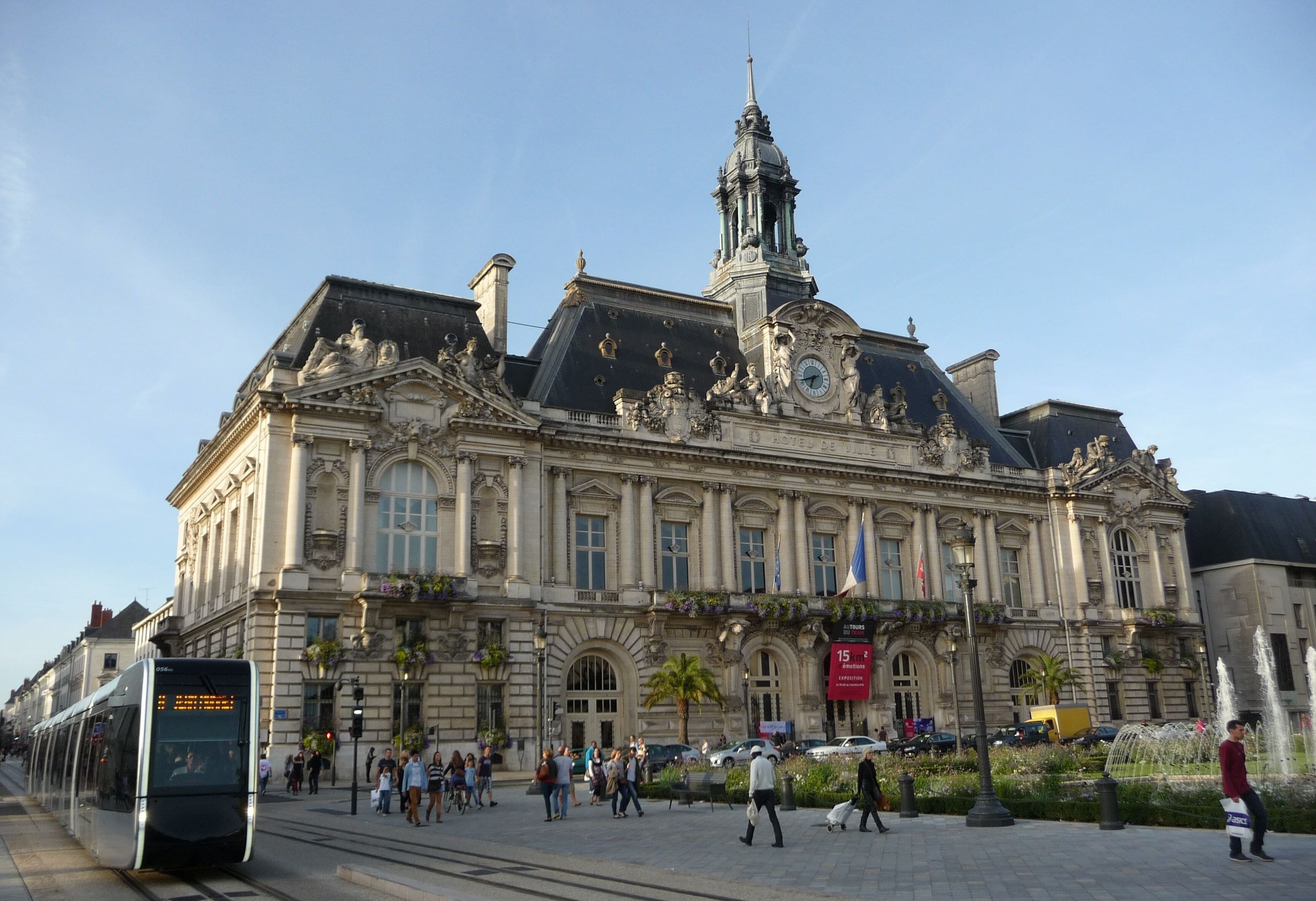 This building is indexed in the Base Mérimée, a database of architectural heritage maintained by the French Ministry of Culture, under the reference PA00098190 .