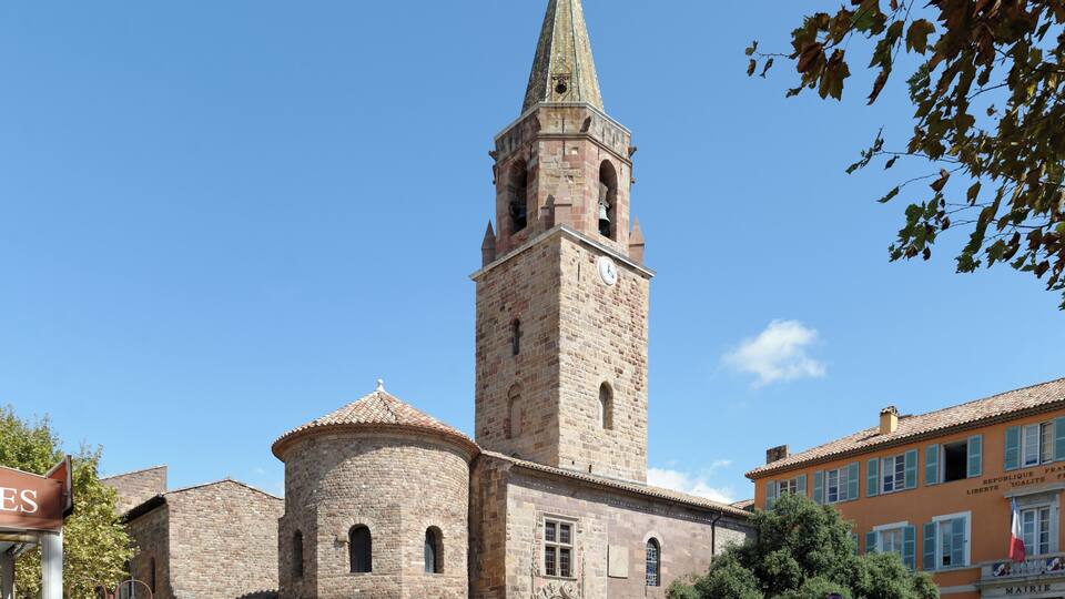 This building is indexed in the Base Mérimée, a database of architectural heritage maintained by the French Ministry of Culture, under the reference PA00081606 .