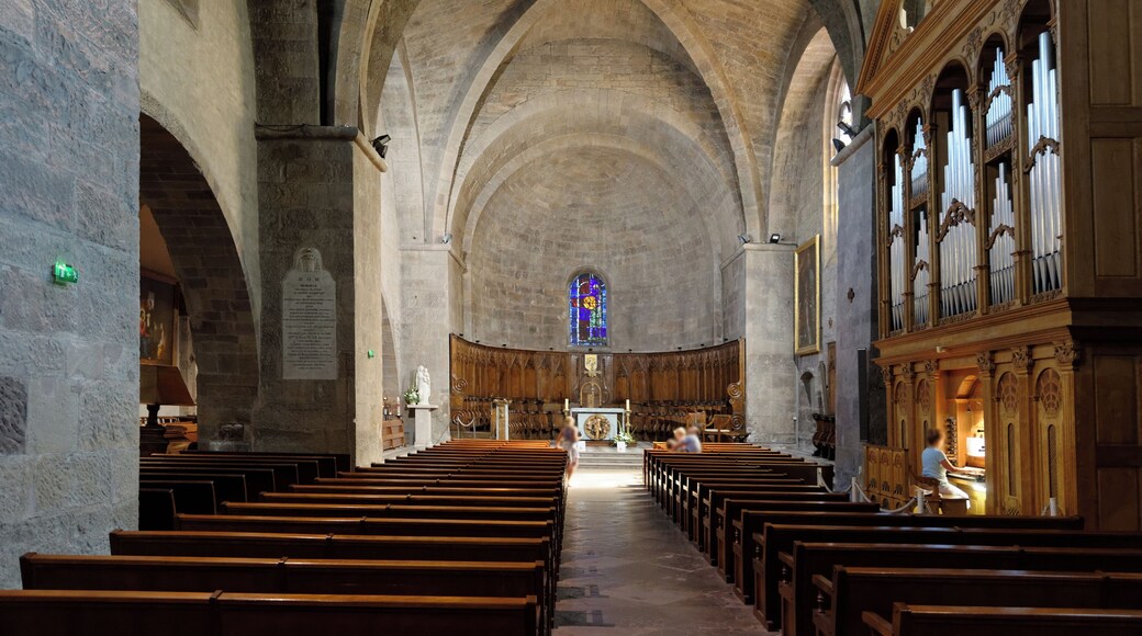 This building is indexed in the Base Mérimée, a database of architectural heritage maintained by the French Ministry of Culture, under the reference PA00081606 .