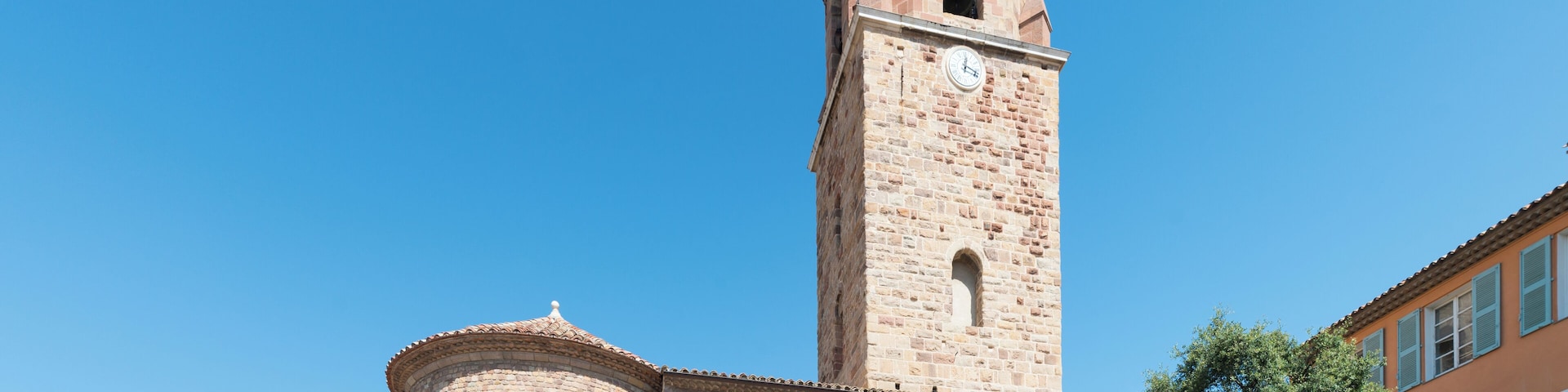 This building is indexed in the Base Mérimée, a database of architectural heritage maintained by the French Ministry of Culture, under the reference PA00081606 .